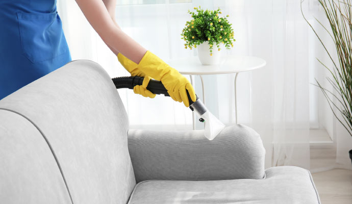 Upholstery cleaning using vacuum